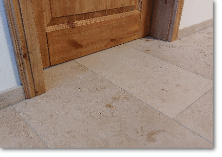 Bodenbelag aus Jura mit Holztür