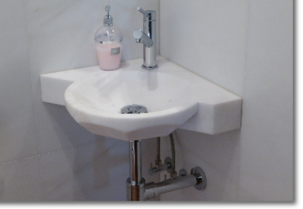 Weisses Natursteinbecken massiv für Gäste WC